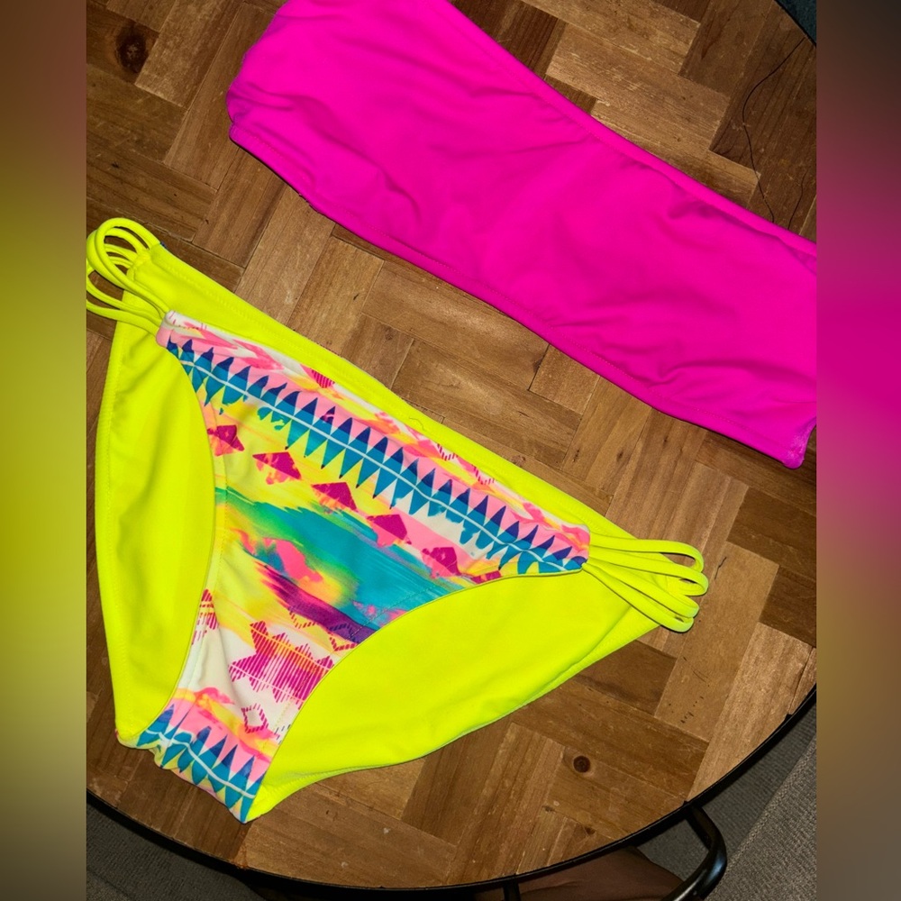 Woman’s bathing suit 👙